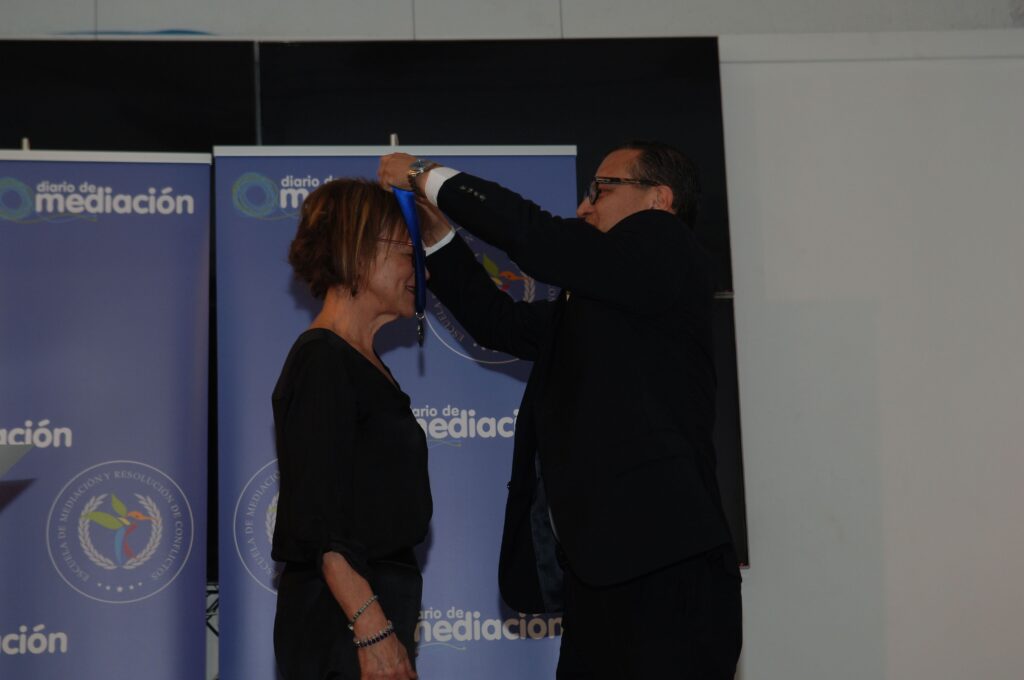 Trinidad Bernal Samper recibiendo la Medalla al Mérito Profesional en Mediación