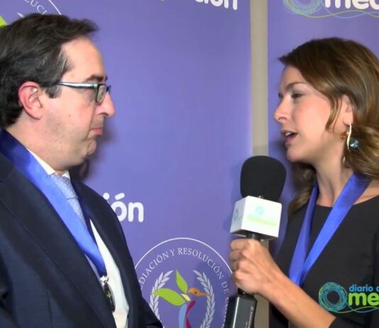 Javier González Espadas recibe la Medalla al Mérito Profesional