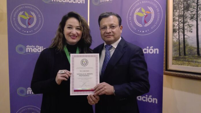 Luciana Cataldi recibe la Medalla al Mérito Profesional