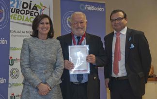 Carlos Giménez Romero recibe la Medalla de Mediación