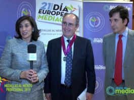 Roque de las Heras reconocido con la Medalla al Mérito Profesional El fundador de Udima, Roque de las Heras, junto a la Rectora de la universidad , Concha Burgos, y el profesor Álvaro de Diego