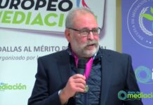 EL psicólogo y mediador, Ramón Alzate, recibe la medalla al Mérito Profesional