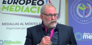 EL psicólogo y mediador, Ramón Alzate, recibe la medalla al Mérito Profesional