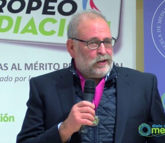 EL psicólogo y mediador, Ramón Alzate, recibe la medalla al Mérito Profesional