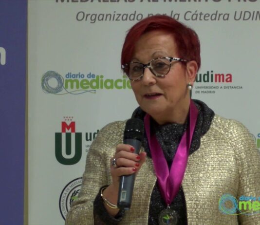 La presidenta de UNAF, Ascensión Iglesias, reconocida con la medalla al Mérito Profesional
