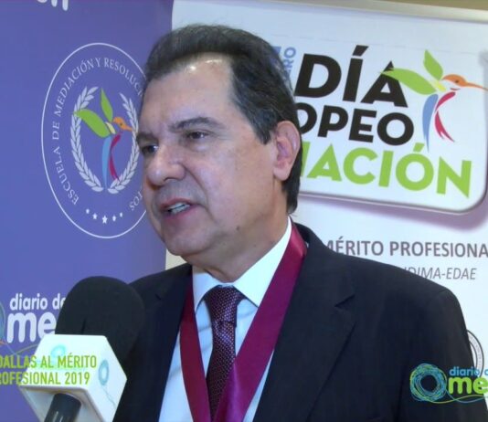 Juan Carlos Martinez recibe la medalla al Mérito Profesional