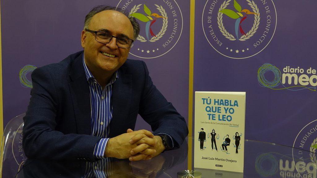 Jose Luis Martín Ovejero junto a su libro 'Tú habla que yo te leo'