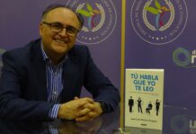 Jose Luis Martín Ovejero junto a su libro 'Tú habla que yo te leo'
