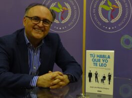 Jose Luis Martín Ovejero junto a su libro 'Tú habla que yo te leo'