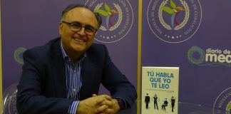 Jose Luis Martín Ovejero junto a su libro 'Tú habla que yo te leo'