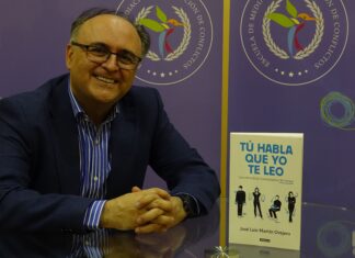 Jose Luis Martín Ovejero junto a su libro 'Tú habla que yo te leo'