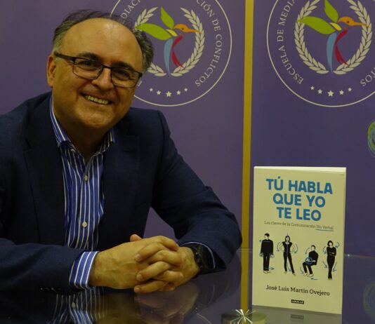 José Luis Martín Ovejero presenta ‘Tú Habla Que Yo Te Leo’ Jose Luis Martín Ovejero junto a su libro 'Tú habla que yo te leo'