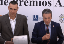José Antonio Larrasoaña y Juan Manuel Gil recogen el premio por el proyecto de mediación en la Policía Foral de Navarra
