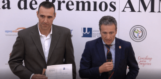 José Antonio Larrasoaña y Juan Manuel Gil recogen el premio por el proyecto de mediación en la Policía Foral de Navarra