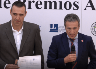 José Antonio Larrasoaña y Juan Manuel Gil recogen el premio por el proyecto de mediación en la Policía Foral de Navarra