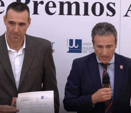 La Policía Foral de Navarra es pionera en mediación interna de conflictos José Antonio Larrasoaña y Juan Manuel Gil recogen el premio por el proyecto de mediación en la Policía Foral de Navarra